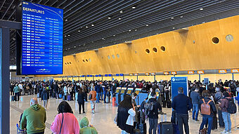 Aeroporto de Florianópolis ficou lotado de passageiros que buscavam informações (Foto: Juan Todescatt/NSC TV)