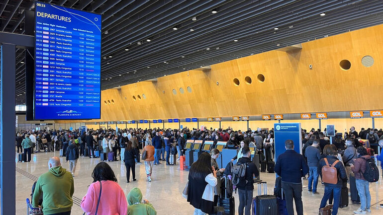 Aeroporto de Florianópolis ficou lotado de passageiros que buscavam informações (Foto: Juan Todescatt/NSC TV)