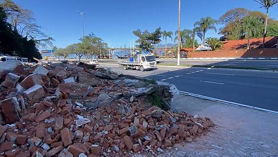 Limpeza do terreno deve ser concluída até o final de terça-feira (13). (Foto: Zé Maia/CBN Floripa)