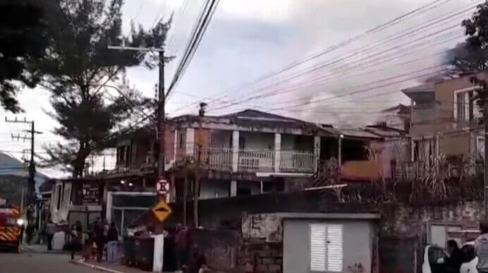 Incêndio começou por volta das 7h (Foto: Arquivo Pessoal/NSC TV)