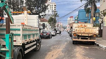 Equipes da Casan trabalham no restabelecimento de água (Cristian Delosantos/CBN Floripa)