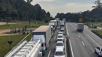 Tempo de espera já passa de 1h, segundo motoristas. (Foto: Cristian Delosantos/CBN Floripa)