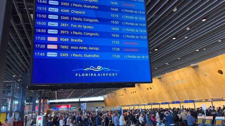 Voos do fim da tarde desta segunda-feira também já foram cancelados. (Foto: Juan Todescatt, NSC TV)