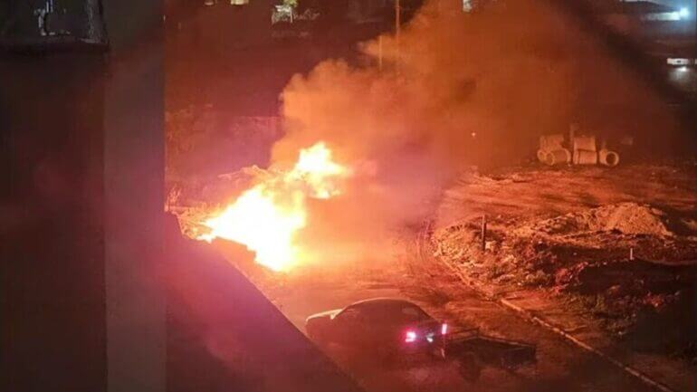 Material jogado irregularmente no terreno é incendiado. (Foto: Arquivo Pessoal)