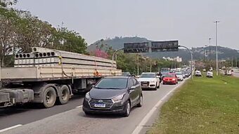 Caminhão vinha de Criciúma e carregava vigas de concreto (Foto: Divulgação, Guarda Municipal de Florianópolis)