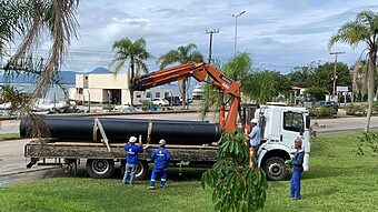 Tubos de instalação já chegaram ao canteiro de obras (Foto: Casan, Divulgação)