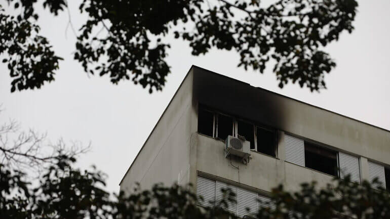 Incêndio iniciou no quarto. Suspeita é de que vítima estava na sala (Foto: Lucas Amorelli, DC)