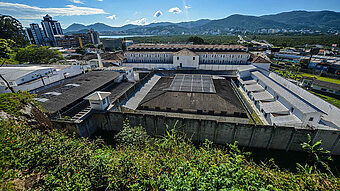 Penitenciária de Florianópolis está localizada entre os bairros Agronômica e Trindade (Foto: NSC TV, Reprodução)