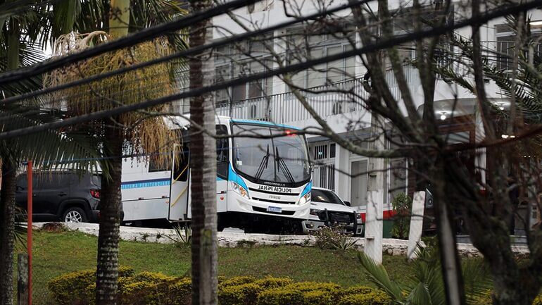 Ônibus vão rumo ao Rio Grande do Sul (Foto: Lucas Amorelli, NSC)