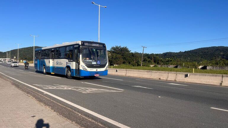 Terceira faixa da SC-401 está em fase de pavimentação asfáltica (Foto: Cristian Delosantos, CBN Floripa)