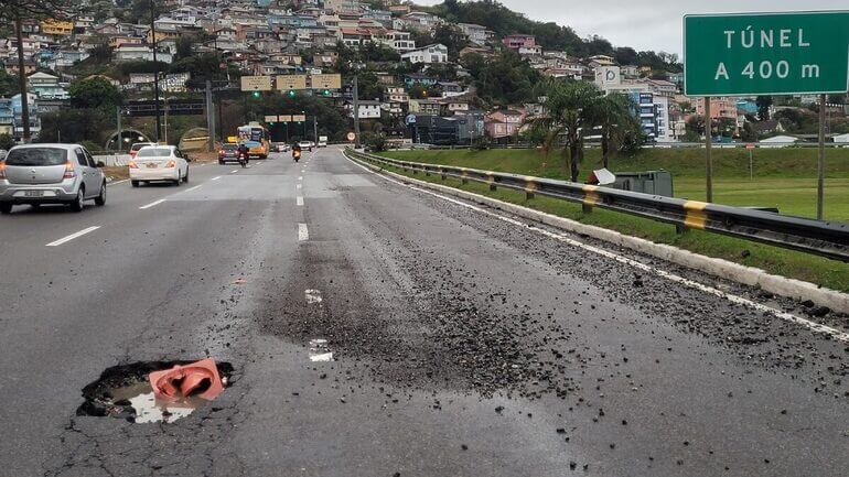 Buracos foram sinalizados pela Guarda Municipal de Florianópolis para evitar transtornos aos motoristas (Foto: Guarda Municipal, Divulgação)