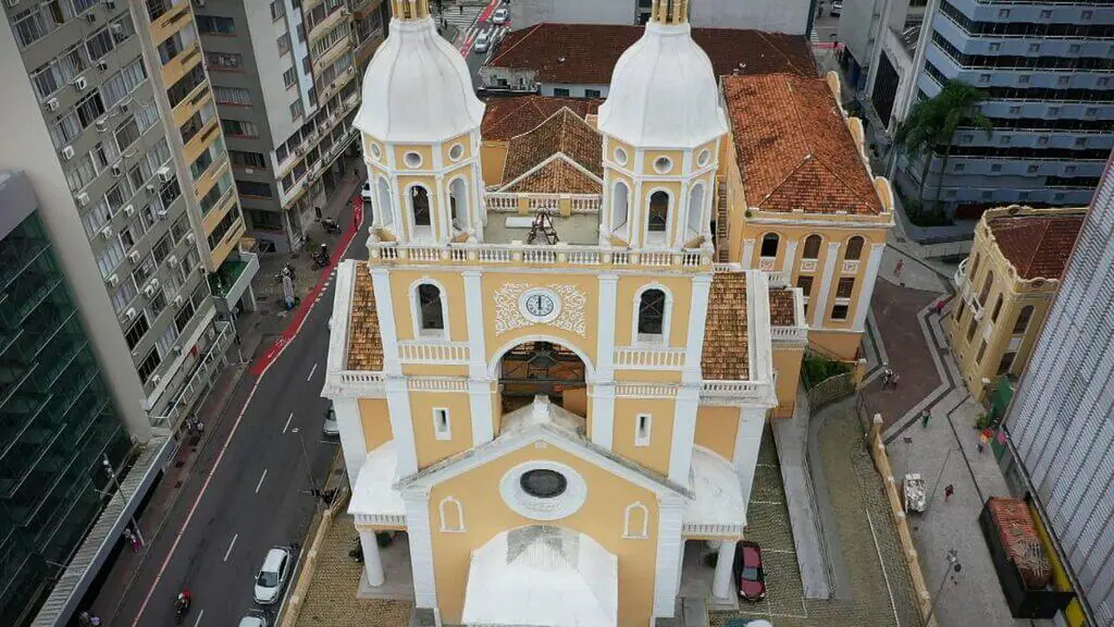 Cultura, vida urbana e agito: como é o centro histórico de