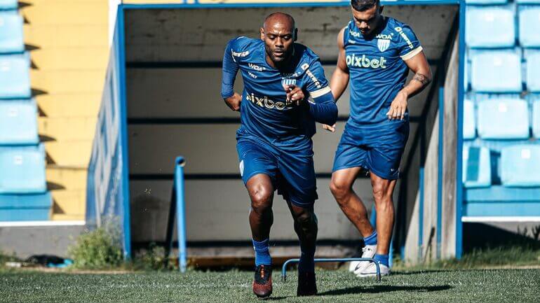 Vagner Love deve ficar pela primeira vez no banco de reservas (Foto: Leandro Boeira, Avaí F.C.)