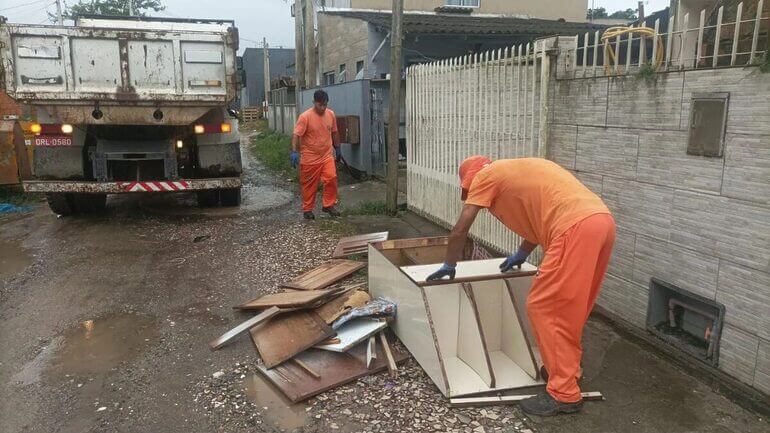 Diversos tipos de móveis são coletados (Foto: Secretaria de Infraestrutura de São José, Divulgação)