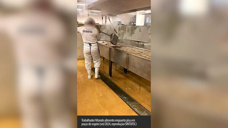 Servidores precisaram continuar trabalhando mesmo com o vazamento de esgoto (Foto: Sintufsc, Reprodução)