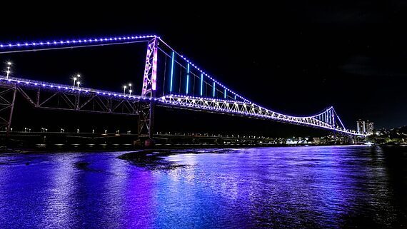 Ponte ficou iluminada com diferentes combinações de cores (Foto: Governo do Estado, Divulgação)