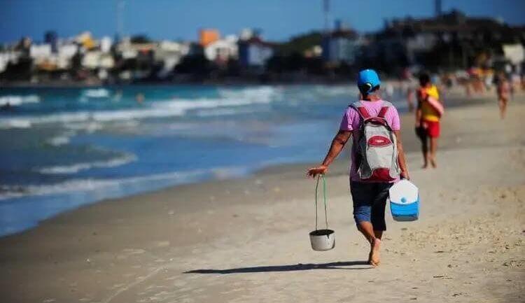 Edital é para ambulantes que já possuíam alvarás nas temporadas anteriores (Foto: Betina Humeres, Arquivo NSC)