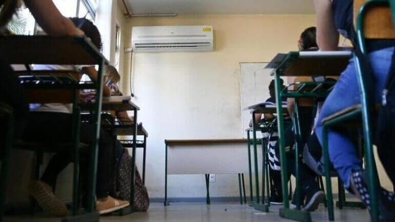 Mesas e cadeiras em uma sala de aula (Foto: Leo Munhoz, Arquivo NSC)