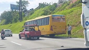 Ônibus quebrou na altura da entrada do bairro Coqueiros, em Florianópolis (Foto: Carlos Brasil)