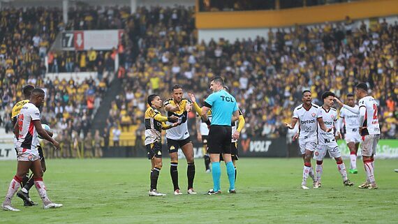 Criciúma 0x1 Vitória foi o resultado da partida importante entre equipes que lutam contra o rebaixamento (Foto: Celso da Luz, Divulgação, Criciúma)