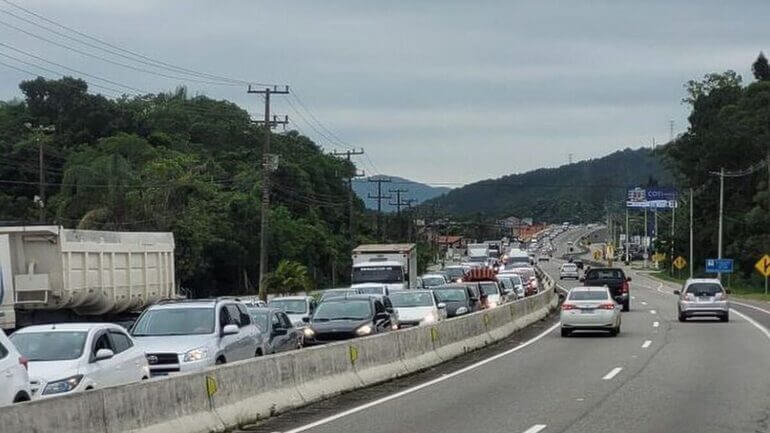 Colisão traseira provoca trânsito lento na SC-401 em Florianópolis (Foto: GMF, Divulgação)