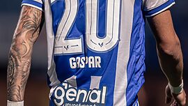 Com a camisa do Avaí