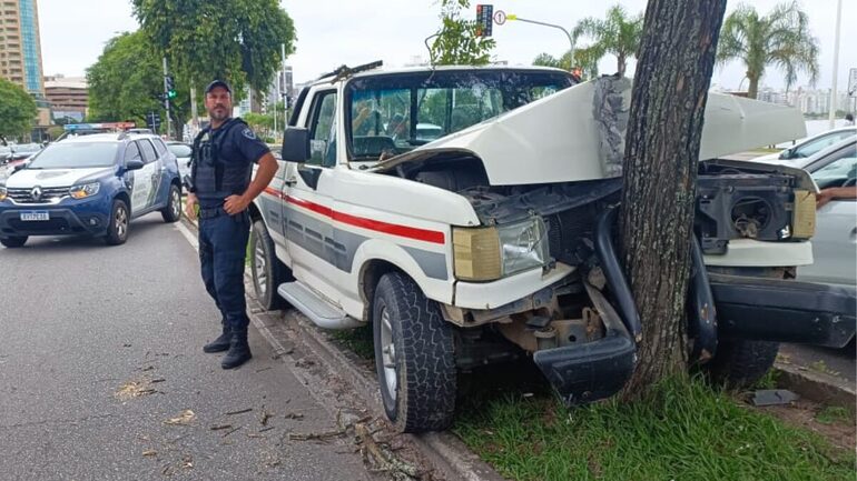 Motorista perde o controle e colide contra árvore na Beira-Mar Norte