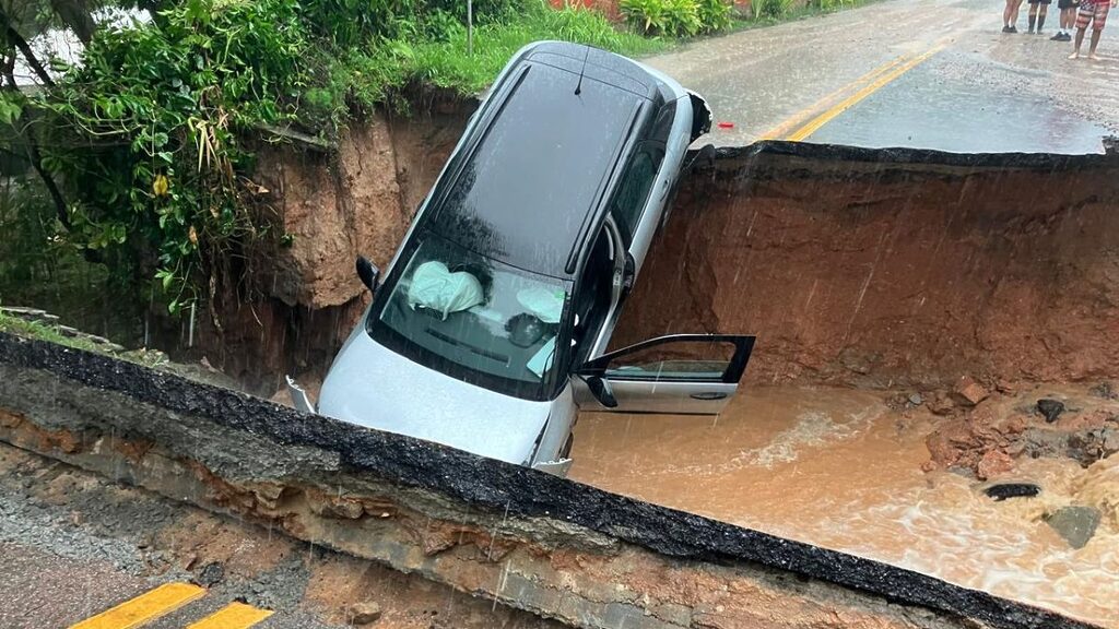 Carro cai em cratera que se abriu em rodovia de Florianópolis | CBN Total