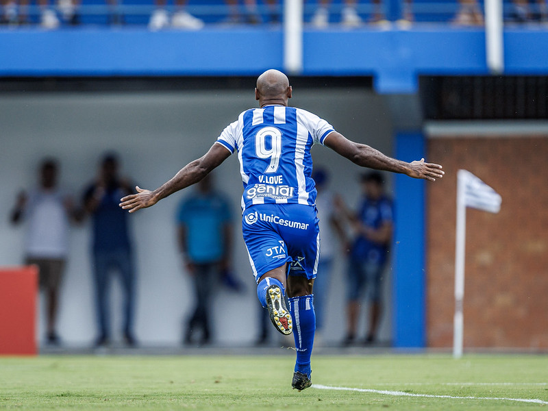 Vagner Love desencantou com dois gols para protagonizar vitória contra o Joinville (Foto: Fabiano Rateke, Divulgação, Avaí)