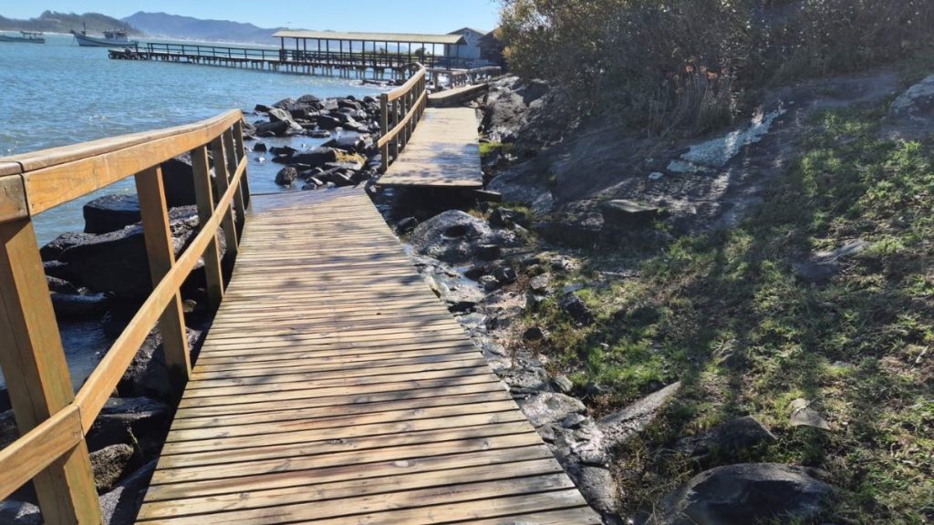 Ponte na armação foi impactada pela maré alta. (Foto: Patrimônio Ilha do Campeche/ Reprodução)