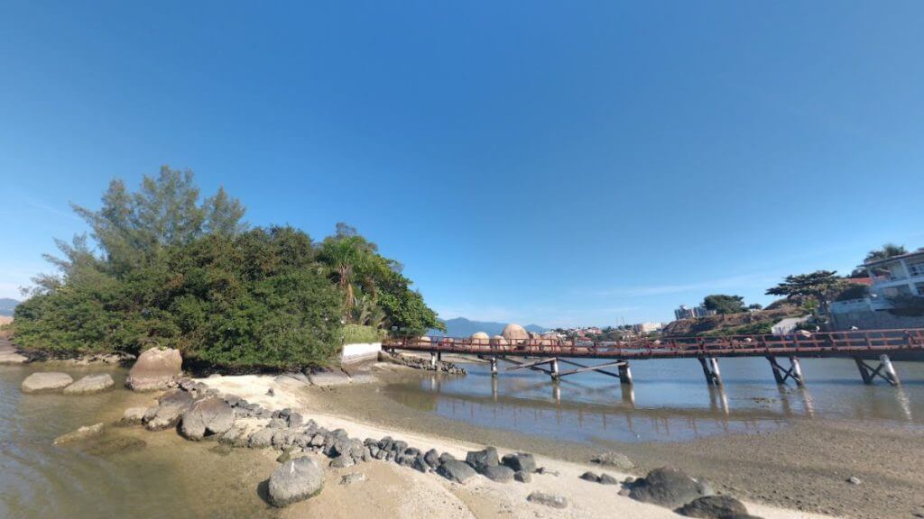Uma ilha localizada em Florianópolis, avaliada em R$ 2,2 milhões, ganhou um novo proprietário após um leilão marcado por disputa intensa. — (Foto: @g2investimob/Reprodução)