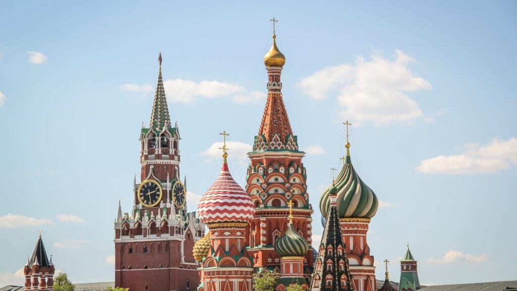 Nos últimos meses, um novo movimento tem chamado atenção dos moradores de Florianópolis: a chegada de cada vez mais imigrantes russos. — (Foto: Canva/Reprodução)