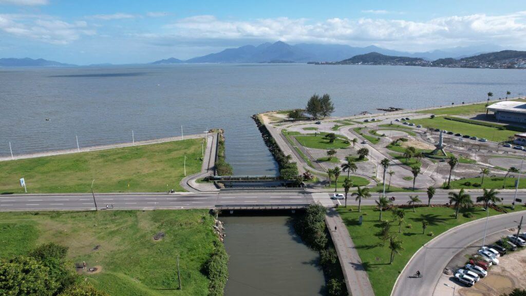 Nos anos 50 e 60, era comum ver famílias e crianças se banhando em suas águas. Hoje, a paisagem mudou. — (Foto: Patrick Rodrigues/ CBN Floripa)
