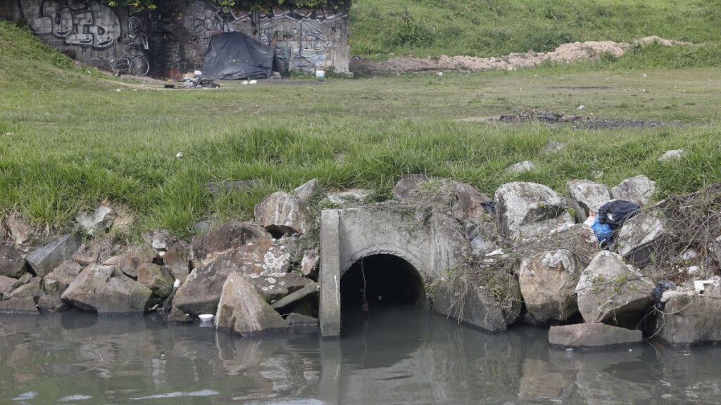 O curso d’água, que carrega histórias e memórias de tempos em que era próprio para banho, deixou para trás o simbolismo e hoje carrega o fardo da poluição e abandono. — (Foto: Patrick Rodrigues/ CBN Floripa)