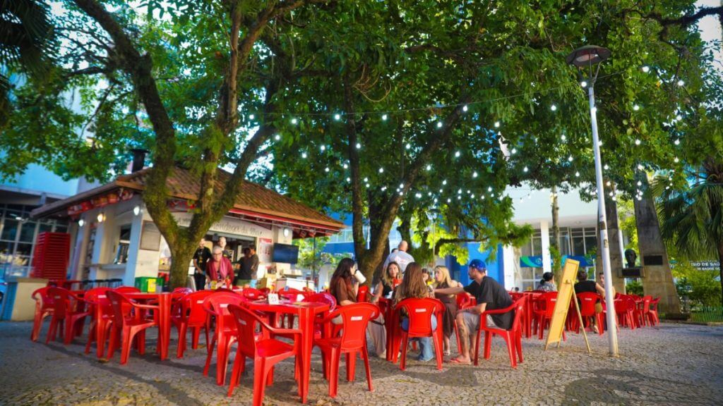 Localizado na Praça Pereira Oliveira, o Quiosque do Mozo nasceu em 1989. — (Foto: Rodrigo Coelho/Reprodução)