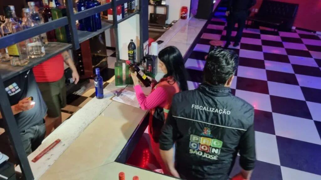 A intoxicação por metanol é considerada uma emergência médica grave. (Procon São José/Reprodução)