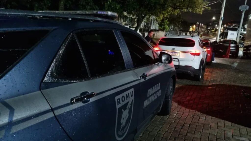 O Procon de São José emitiu um alerta à população sobre os riscos do consumo de bebidas alcoólicas adulteradas, especialmente após registros recentes de intoxicação por metanol em São Paulo. (Procon São José/Reprodução)