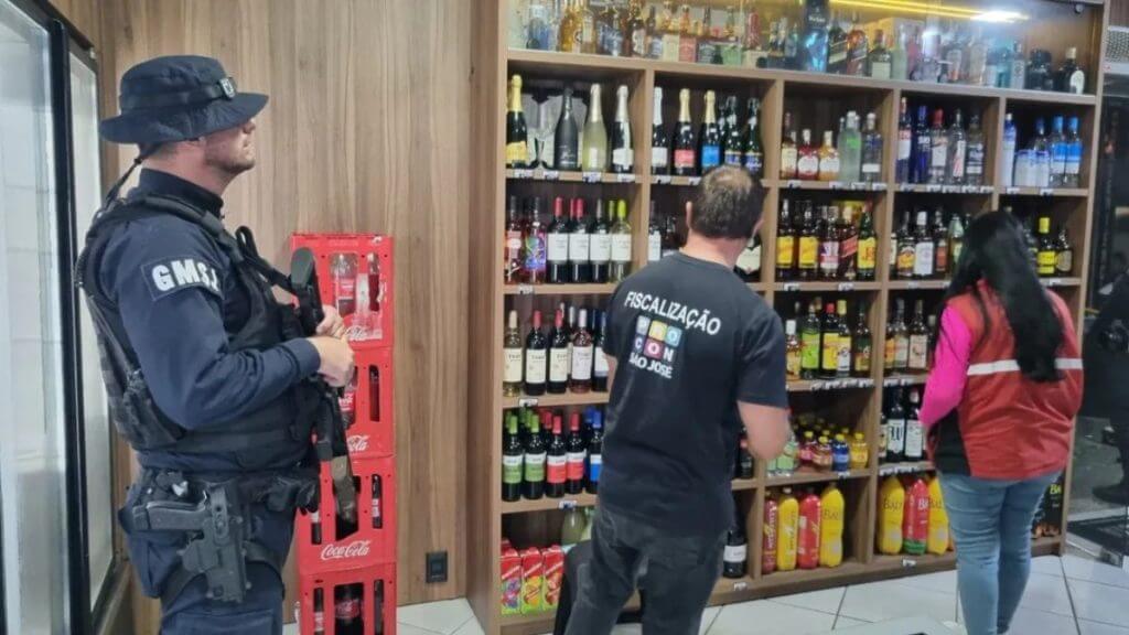A Prefeitura de São José, na Grande Florianópolis, realizou uma intensa fiscalização em bares e restaurantes da cidade, na noite desta quinta-feira (2). (Procon São José/Reprodução)