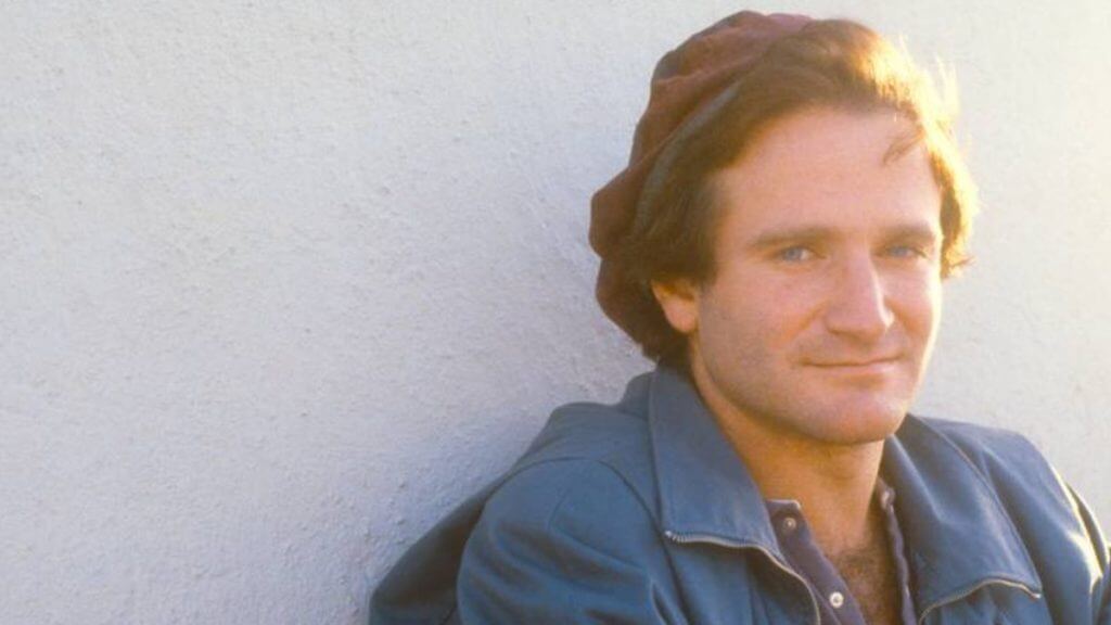 Onze anos após a morte de Robin Williams, em agosto de 2014, vídeos que recriam o ator por meio de Inteligência Artificial (IA) circulam com frequência nas redes sociais. (Foto: Acervo O Glovo/Reprodução)