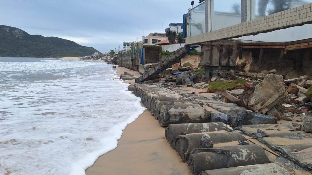 A limpeza da praia será conduzida ao longo do dia, informa a Defesa Civil (Foto: Cristian De Los Santos, NSC Total)