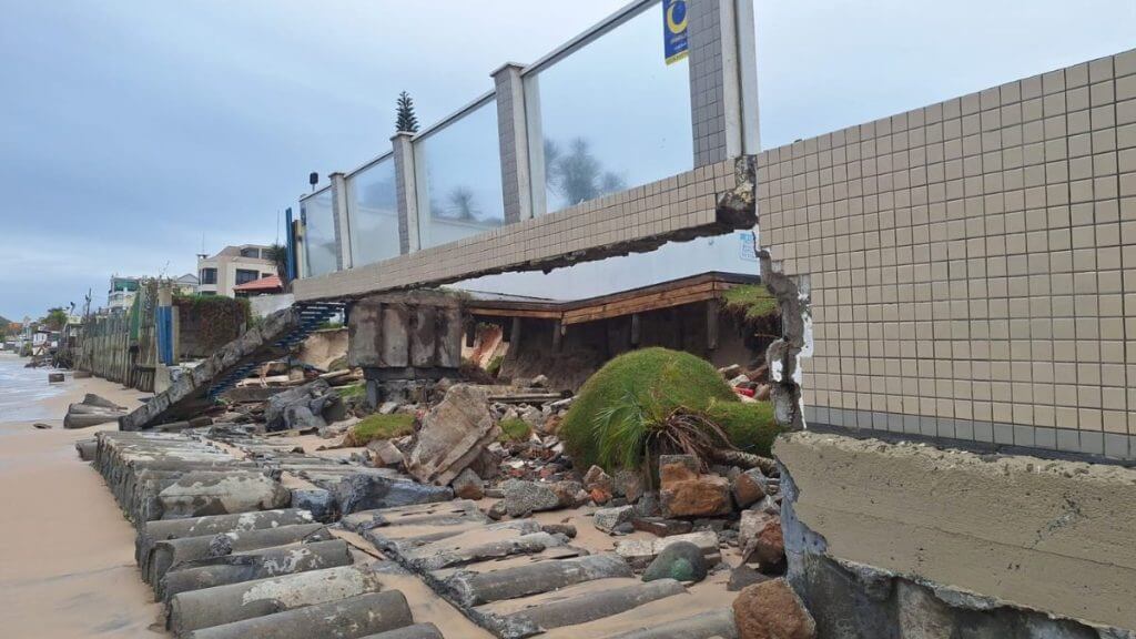 Proprietários já foram notificados sobre os estragos causados pela maré alta (Foto: Cristian De Los Santos, NSC Total)