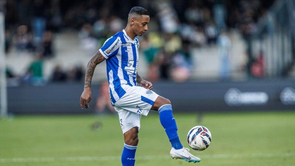 Mendes tem 30 anos e se destacou no futebol de várzea (Foto: Fabiano Rateke, Divulgação, Avaí)