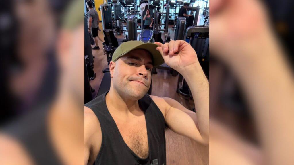 O ator e cantor contou que o processo de emagrecimento veio como consequência de uma mudança mais profunda: o cuidado com a própria saúde mental e física. (Foto: Reprodução/Redes sociais)