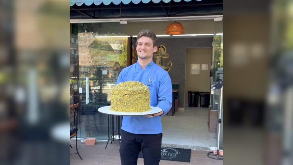 Panetone gigante de pistache feito em SC custa mais de R$ 2 mil e bate recorde. (Foto: Redes sociais/Reprodução)