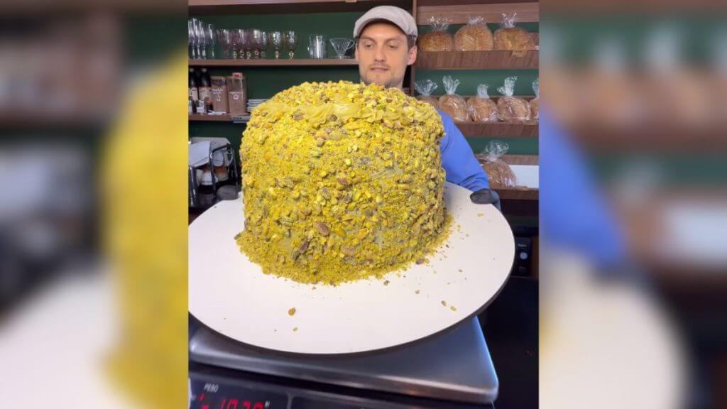 Panetone gigante de pistache feito em SC custa mais de R$ 2 mil e bate recorde. (Foto: Redes sociais/Reprodução)