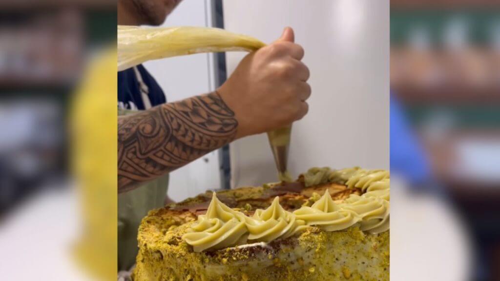 Panetone gigante de pistache feito em SC custa mais de R$ 2 mil e bate recorde. (Foto: Redes sociais/Reprodução)