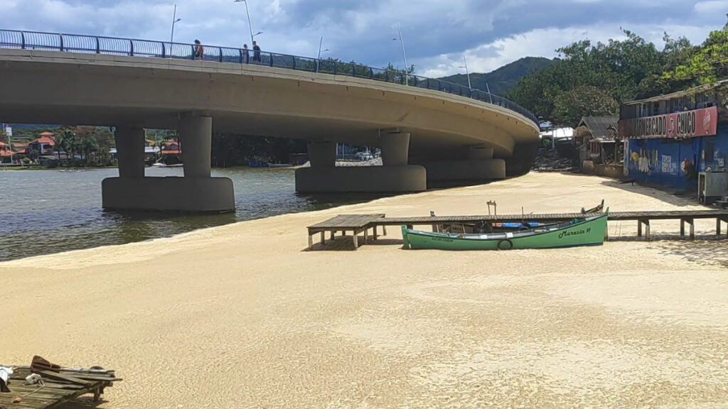 Manchas azuis misteriosas. (Foto: AmoLagoa/ Reprodução)