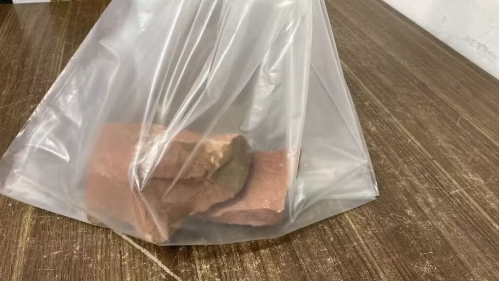 Caminhoneiro afirmou à polícia que pegou pedra na pista e criou falsa bomba com itens da cabine. (Foto: Abraão Cruz/TV Globo/Reprodução)