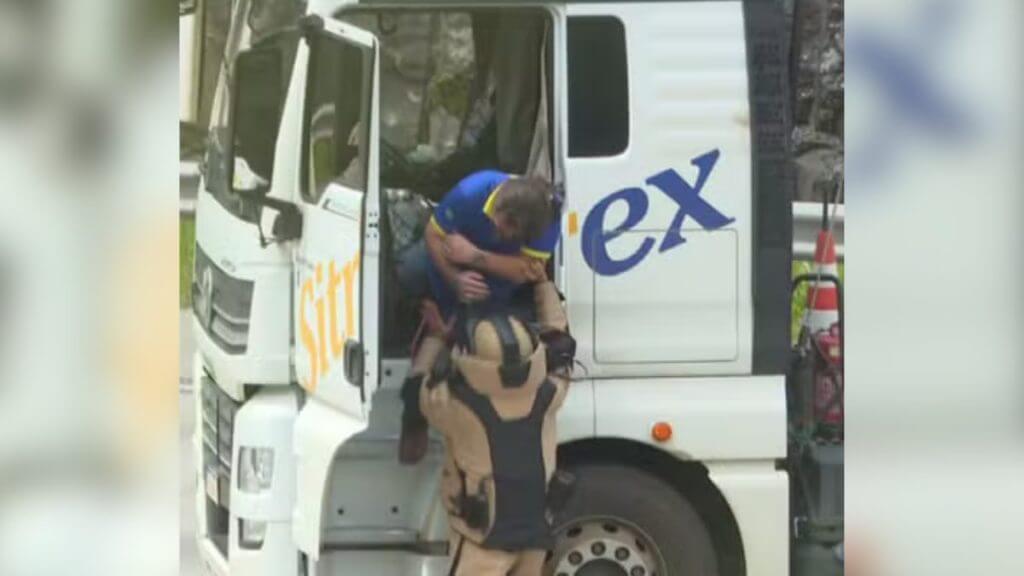 Motorista teria sido amarrado com suposta bomba em caminhão (Foto: Reprodução/TV Globo)