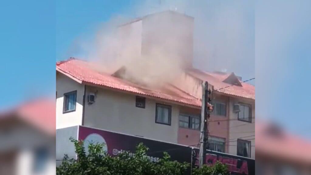 Incêndio em apartamento mobiliza 17 bombeiros na Grande Florianópolis. (Foto: CBMSC/Reprodução)